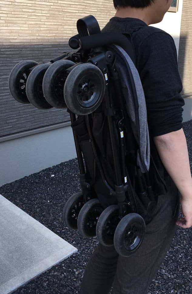 iベビーマイクロベビーカー背負う